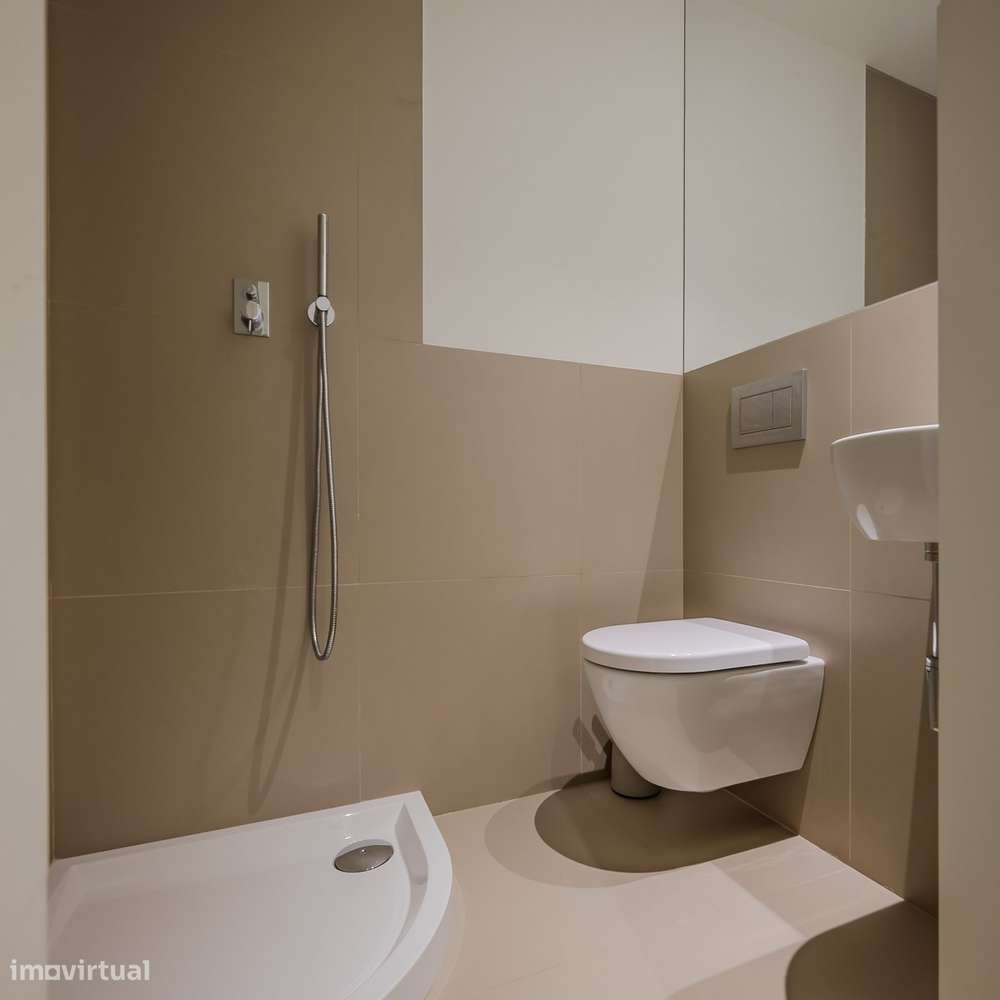 Moradia T4 com Piscina e Terraços Panorâmicos, Parede-51