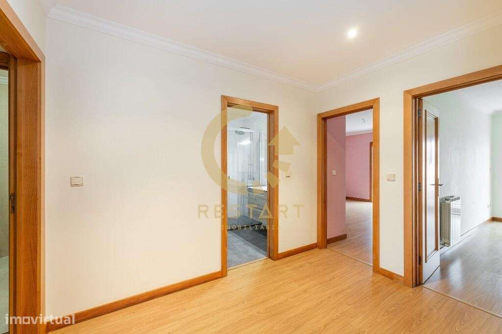 Apartamento T3 com excelente exposição solar, box fechada e junto ao m-23