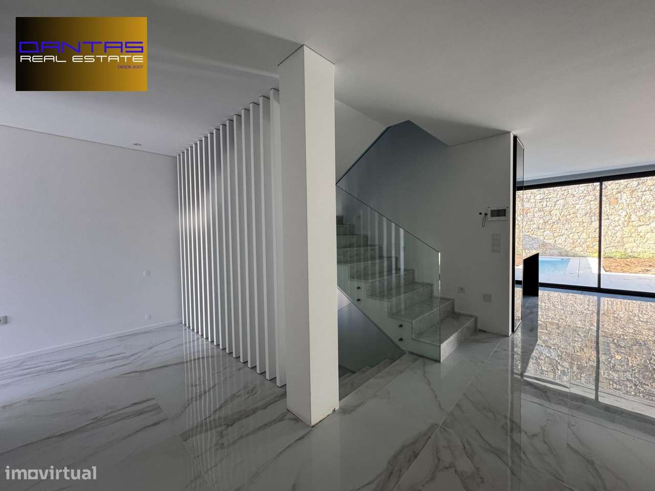 Gaveto T4 já com a estrutura concluída, lote 400m2-12