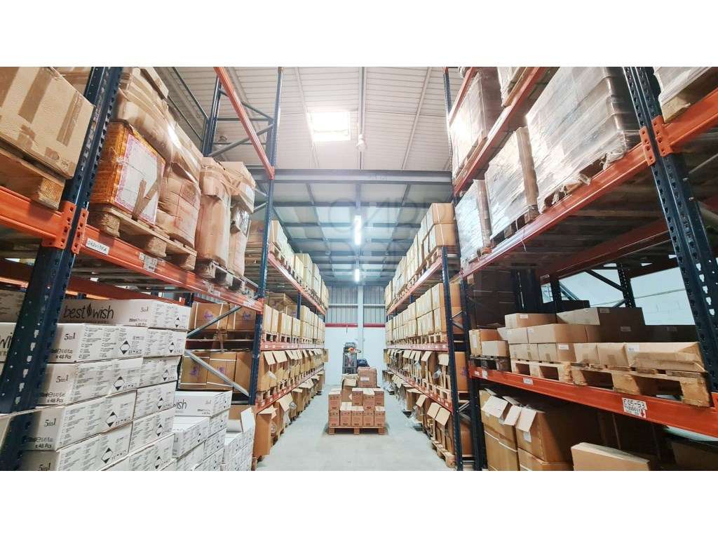 Amplo Armazém com escritórios na Nacional 10, Alverca do Ribatejo-21