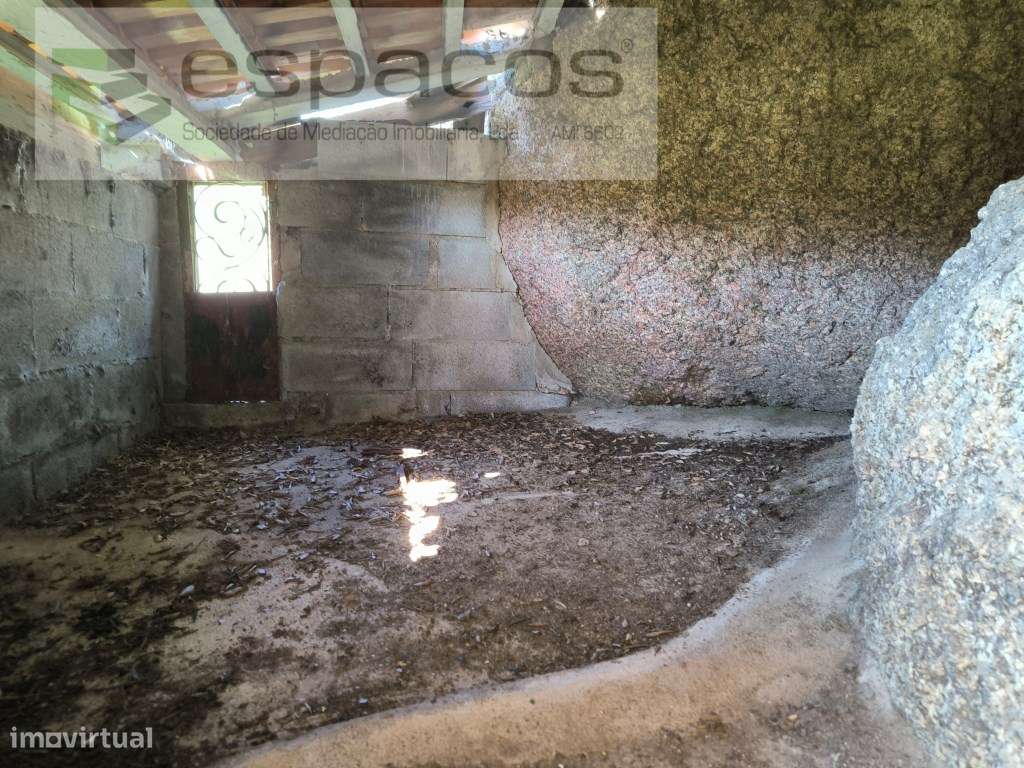 Terreno com casa em pedra e anexos - Palvarinho-7