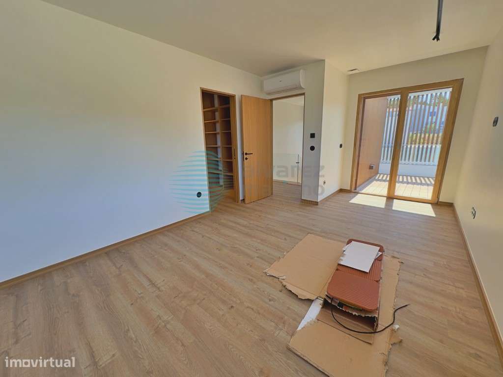 Moradia T4 Independente de Design Contemporâneo com Piscina e Garagem-14