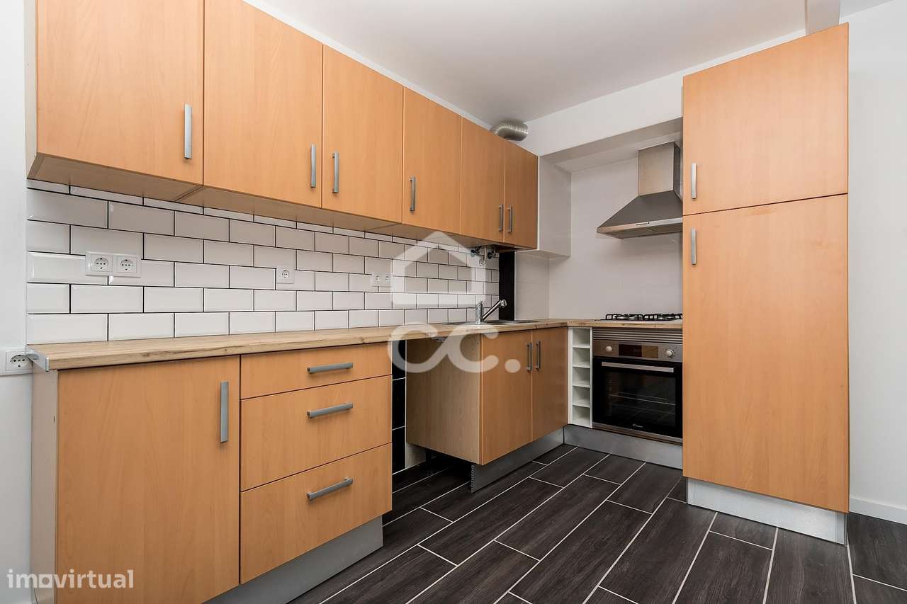 Andar de Moradia T1 Recuperado c/ Open Space, Quarto e Casa de Banho e - Grande imagem: 5/17