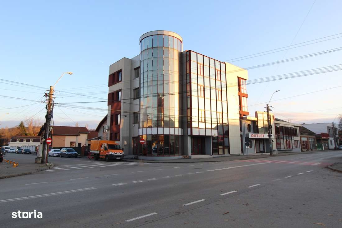 Vând imobil cu spații comerciale/apartamente D+P+3E în Hunedoara...-0