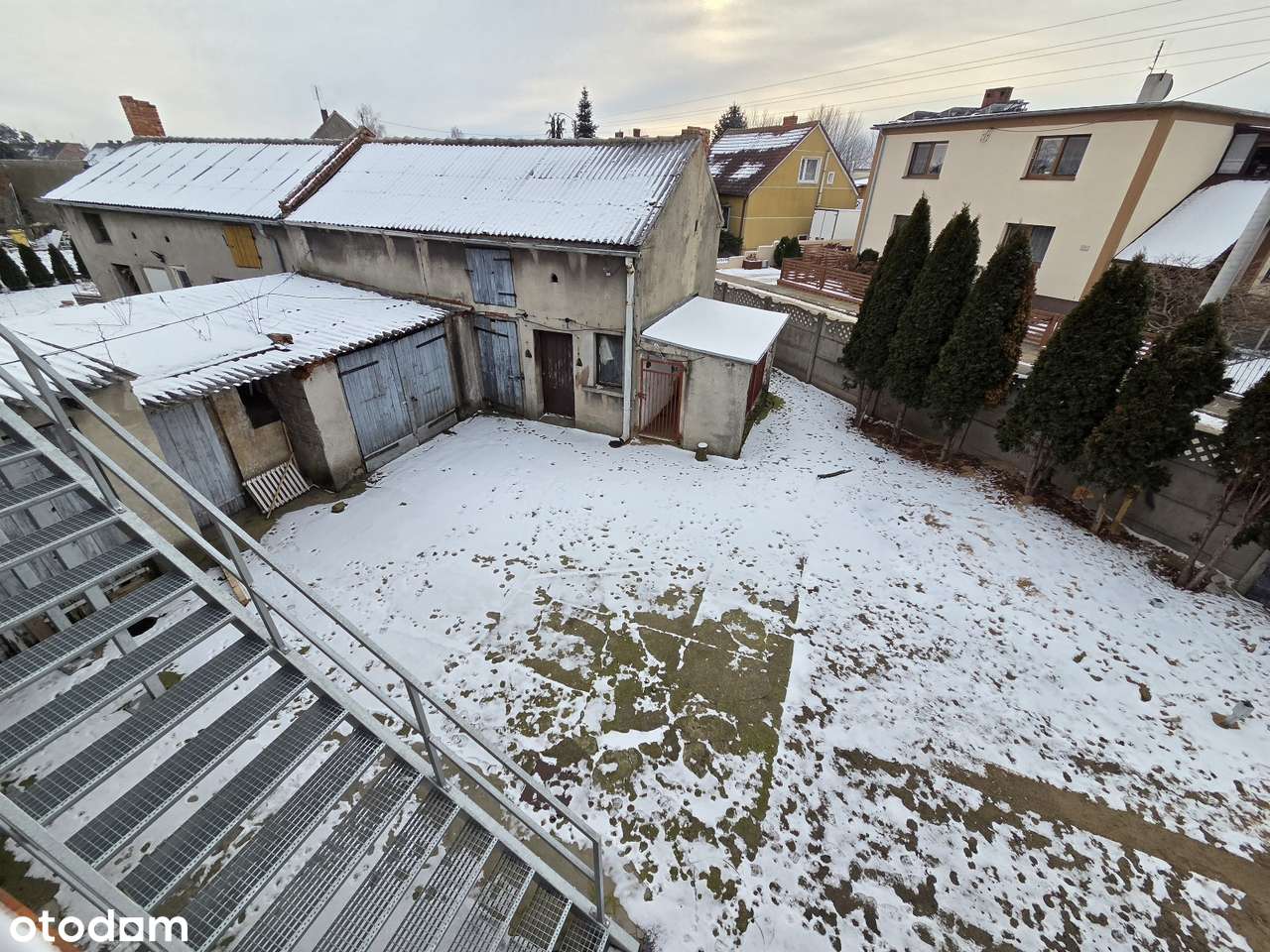 Dom bliźniak z garażem, budynkami gospodarczymi i piwnicą w Śmiglu-3