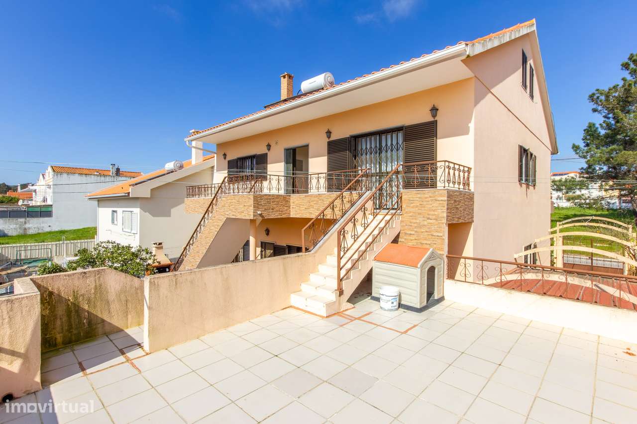 Moradia T5 isolada com jardim e terraço em Quinta do Conde-2