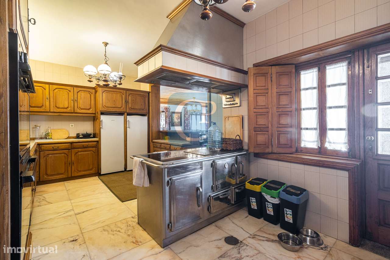 Moradia de quatro frentes com piscina, à praia de Miramar - Grande imagem: 3/60