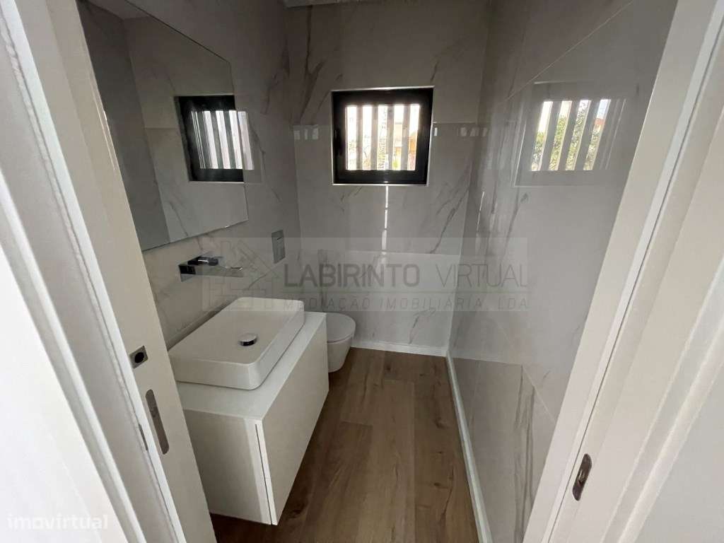 Vende-se Moradias T4 em Condomínio privado, no Fanqueiro - Loures-9