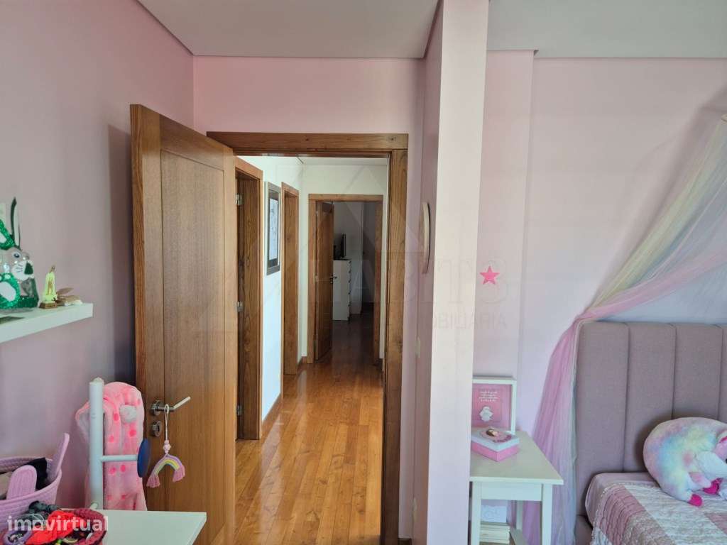 Moradia T4 com Suite, Jardim e Garagem - Centro de Ponte de Lima-5