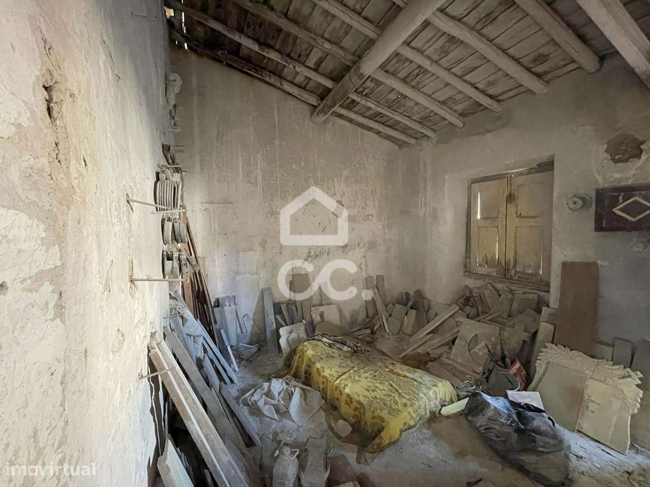 Prédio devoluta para recuperar à venda em Beja. - Grande imagem: 5/17