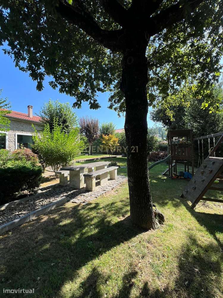 Moradia em Viseu com Vista Panorâmica e Jardim Privado-15