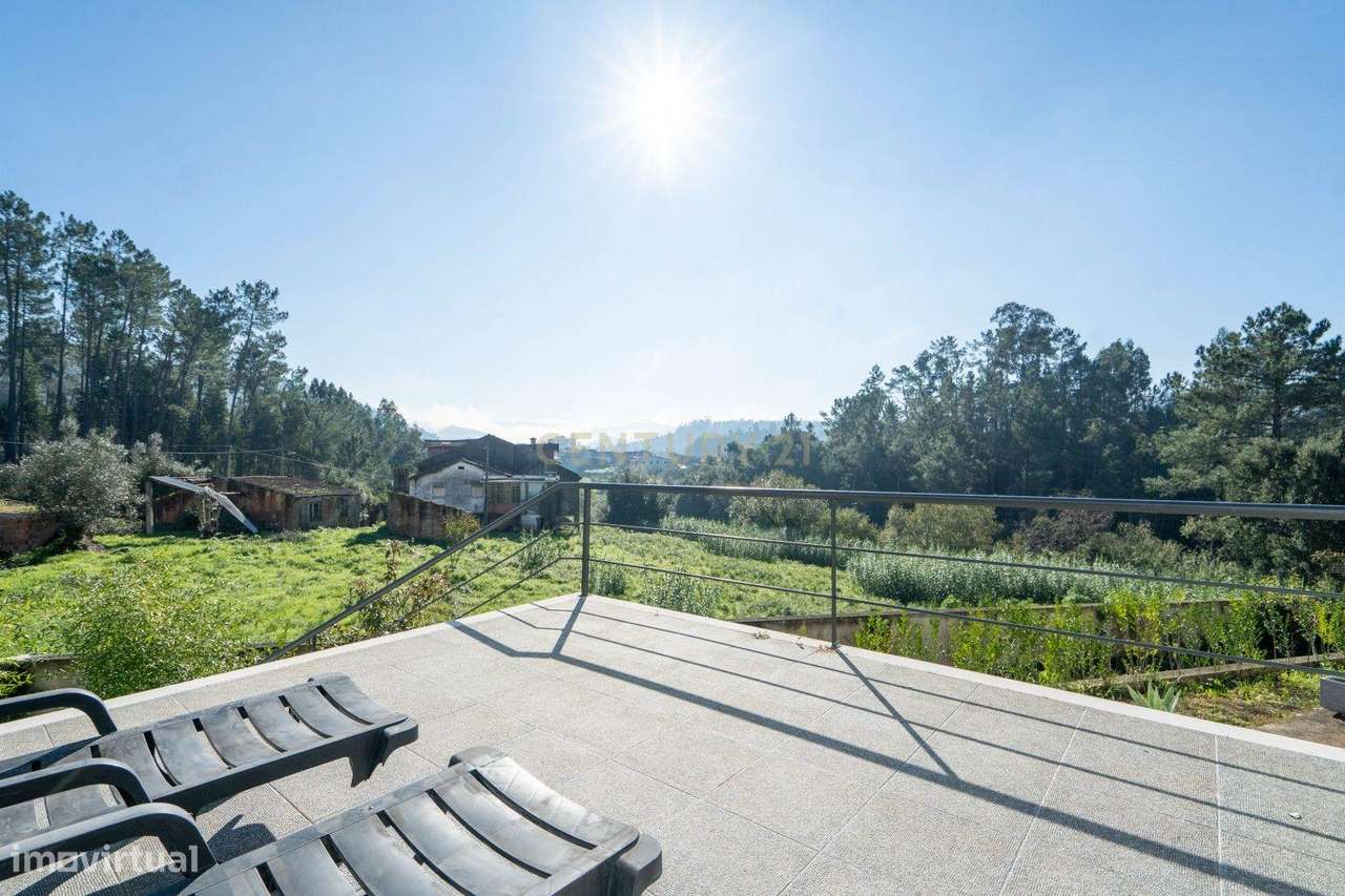 Moradia térrea T3+1 com linhas modernas,varandas,churrasco,jardim,gara-21