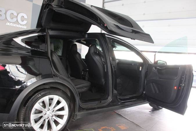 Tesla Model X 90D - 14