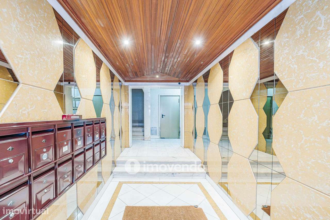 Apartamento T3, com estacionamento e arrecadação, na Ramada-49