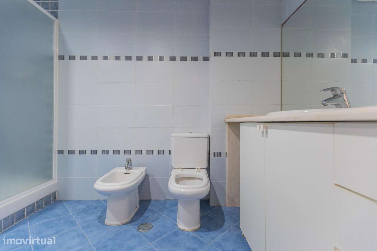 T2 Duplex com 101 m2 e 2 WC – Um apto. diferente na Amadora-20