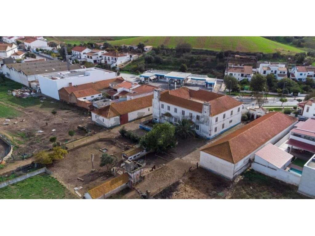 Moradia senhorial localizada na Vila de Aljustrel - Grande imagem: 2/25