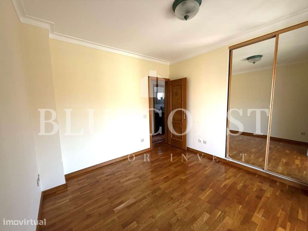 Moradia V4 com 3 Pisos - Espaço e Conforto-26