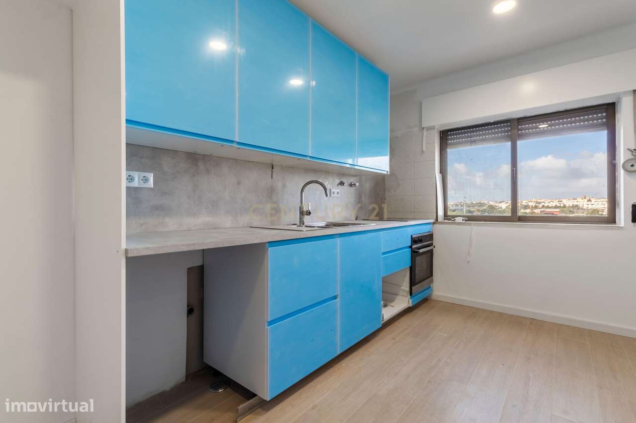 Apartamento T1 totalmente remodelado com 2 varandas,  Prédio com eleva-21