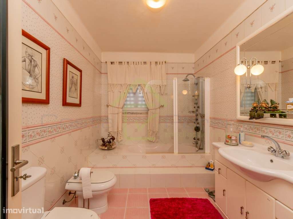 Moradia T4 a minutos dos acessos da A8 e perto das praias de região-20