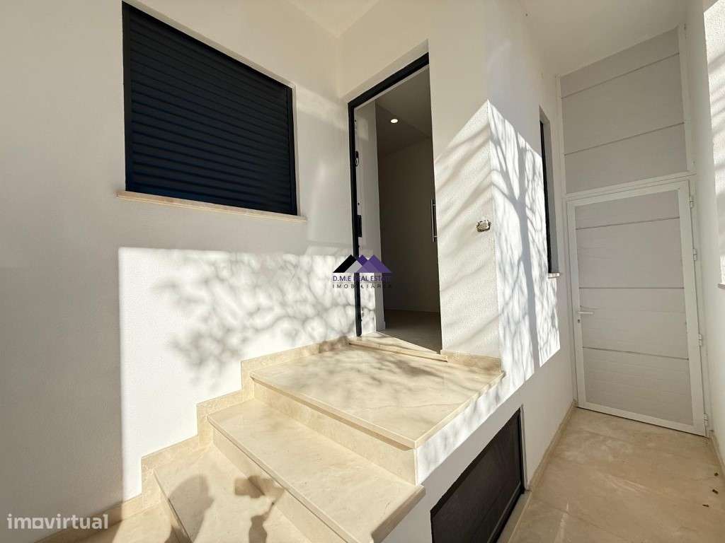 Moradia V3 com Garagem e Piscina a Estrear-12