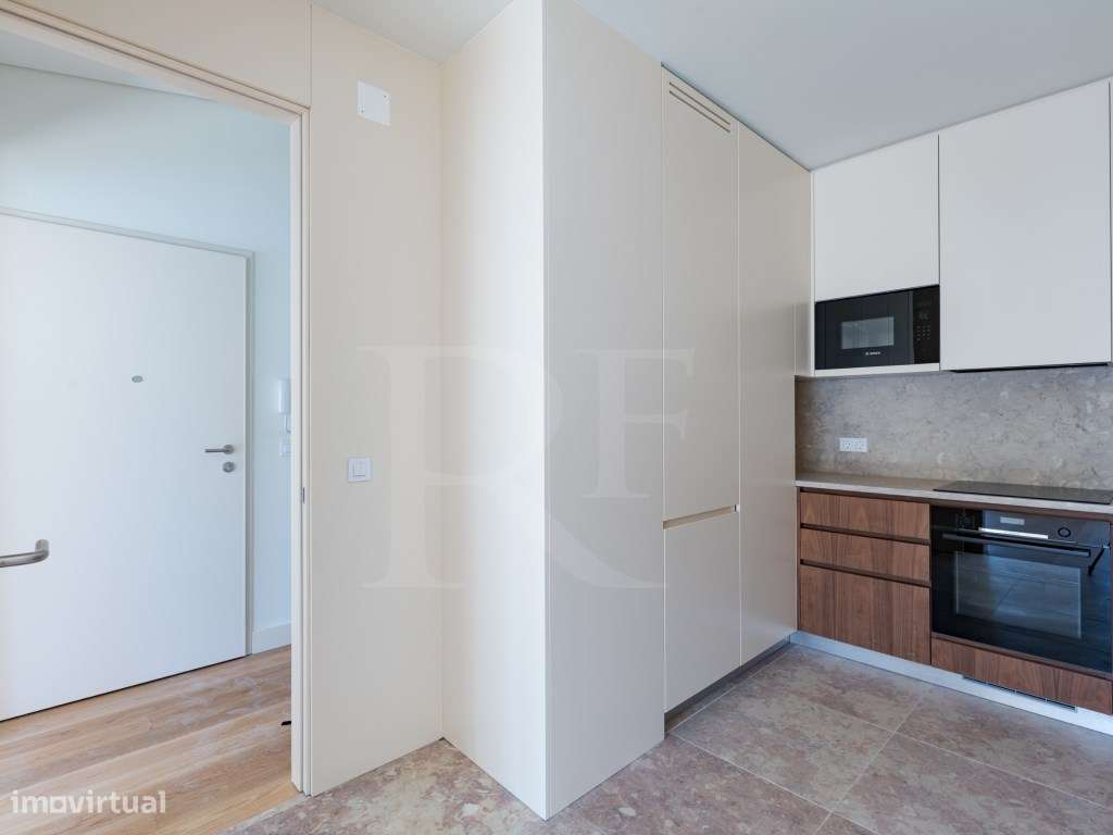 Apartamento T2 com varanda e vista rio em Lisboa-12