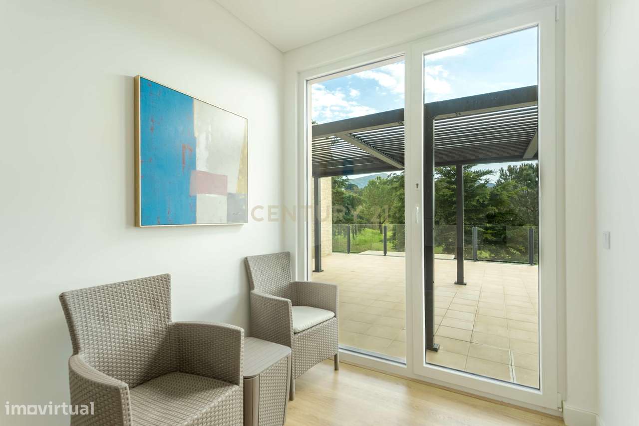 Moradia V4 isolada de arquitetura contemporânea com piscina, com vista-16