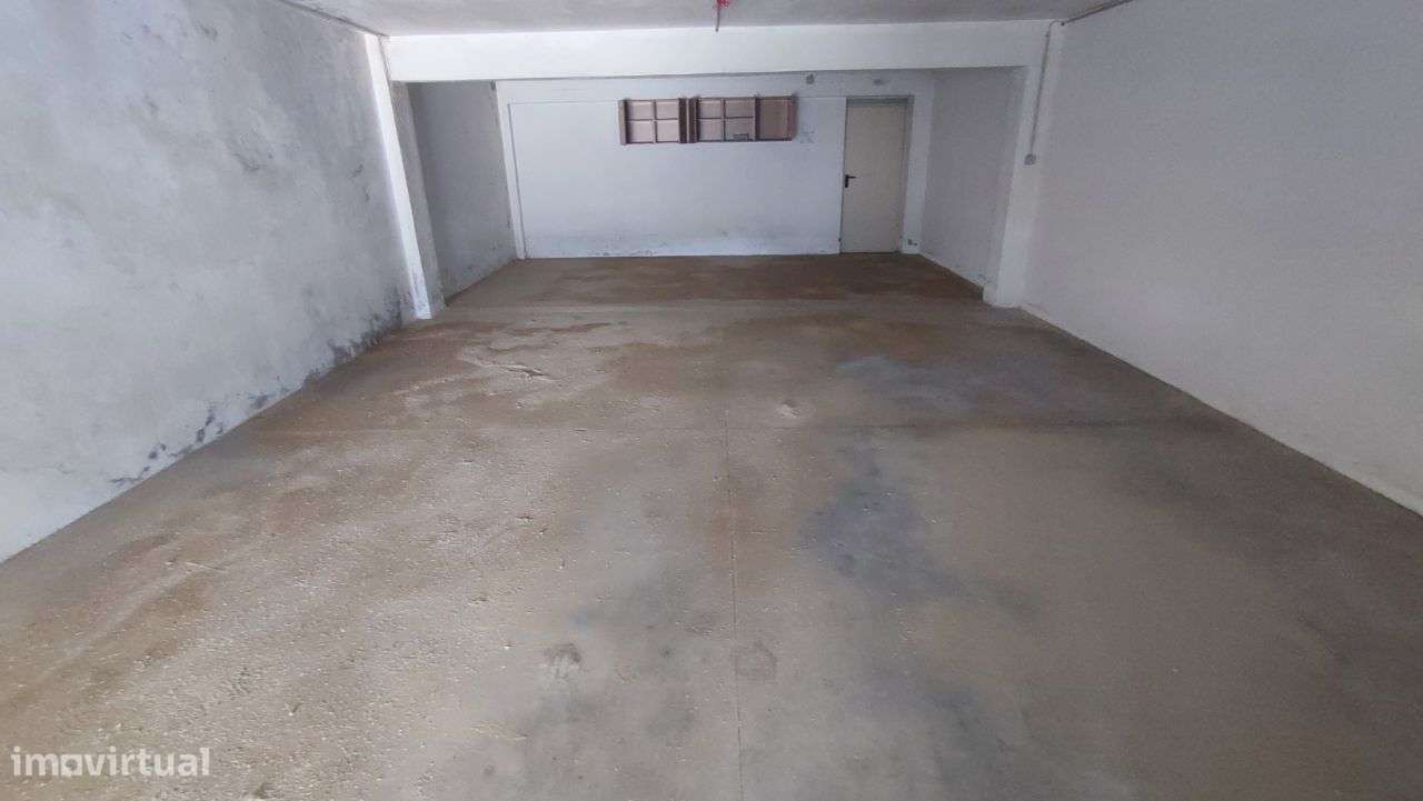 Garagens em Ferreiros, Amares - Grande imagem: 5/5