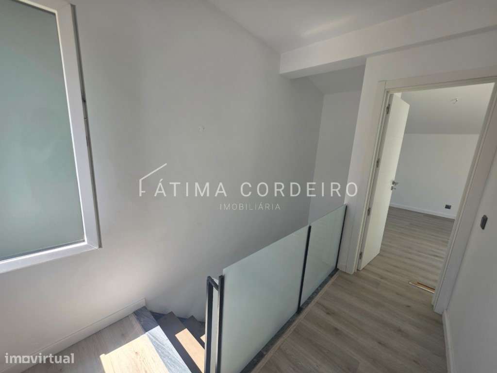 Moradia T3 com piscina e terraço-8