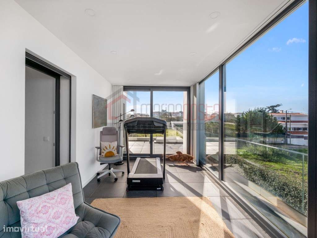 Moradia de Luxo T3 com Piscina e Vista Mar-33