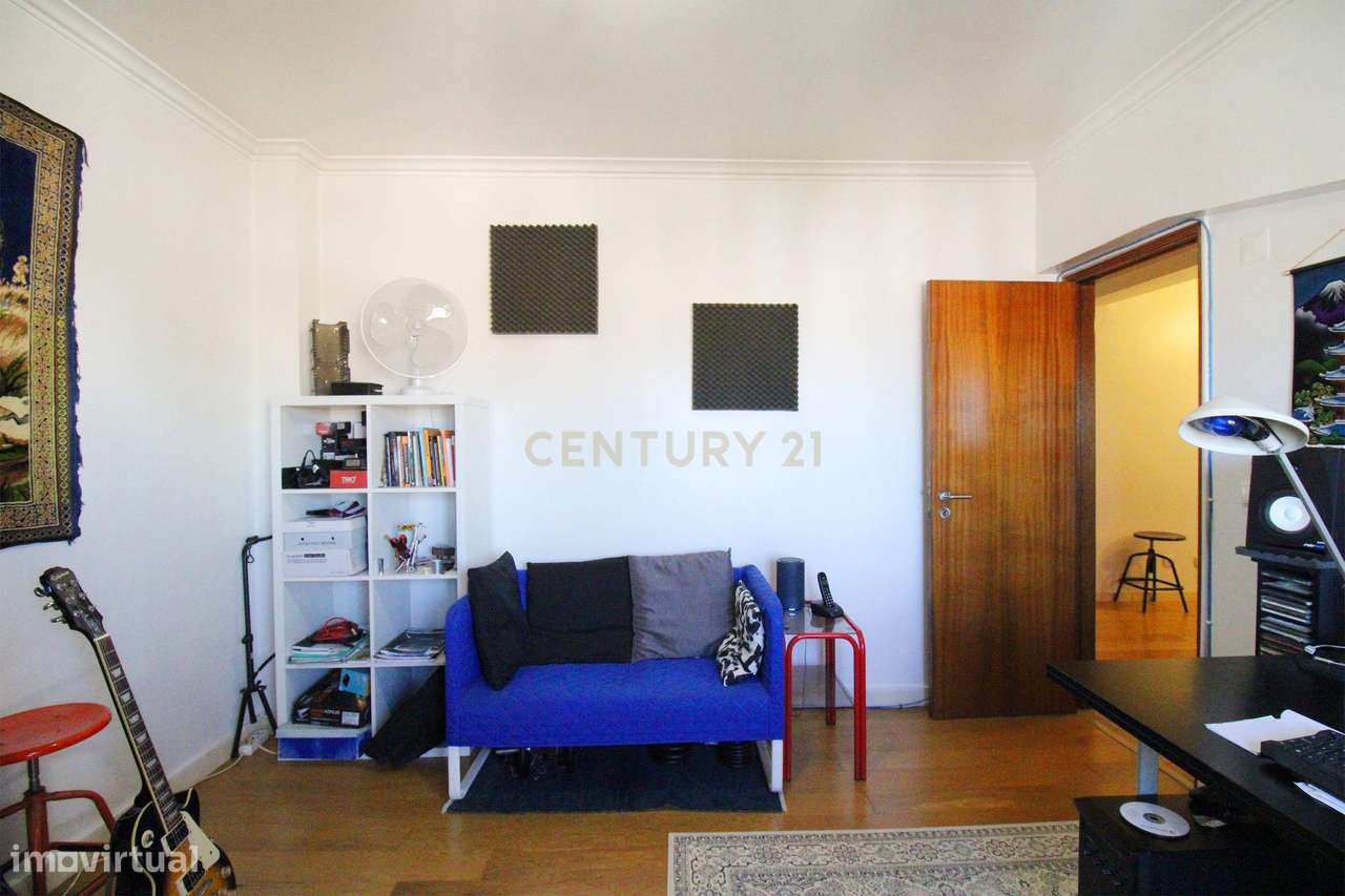 Apartamento T3 com Vista Panorâmica em Almada-18