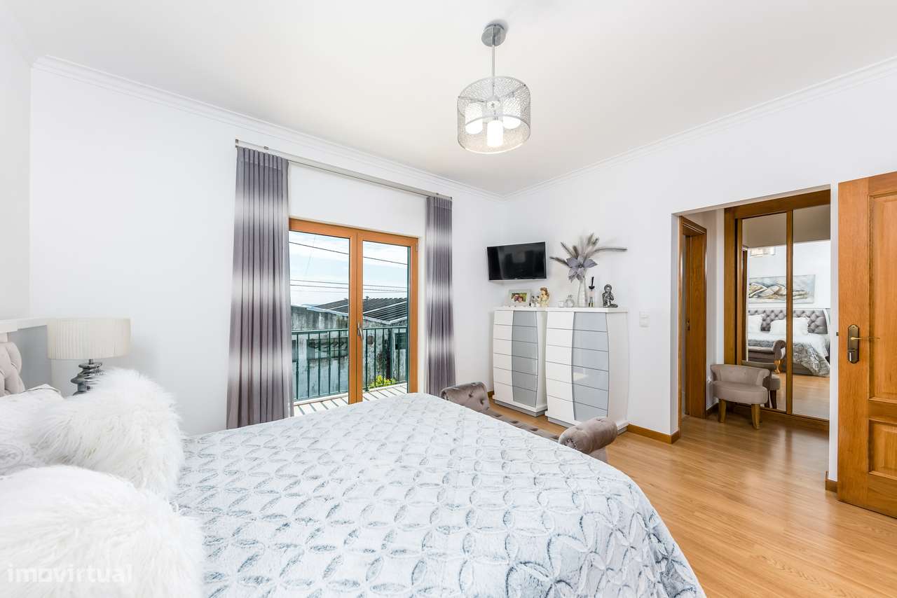 Moradia Isolada com 5 quartos| 2 Suite | Garagem e Sótão | 5m Metro-20