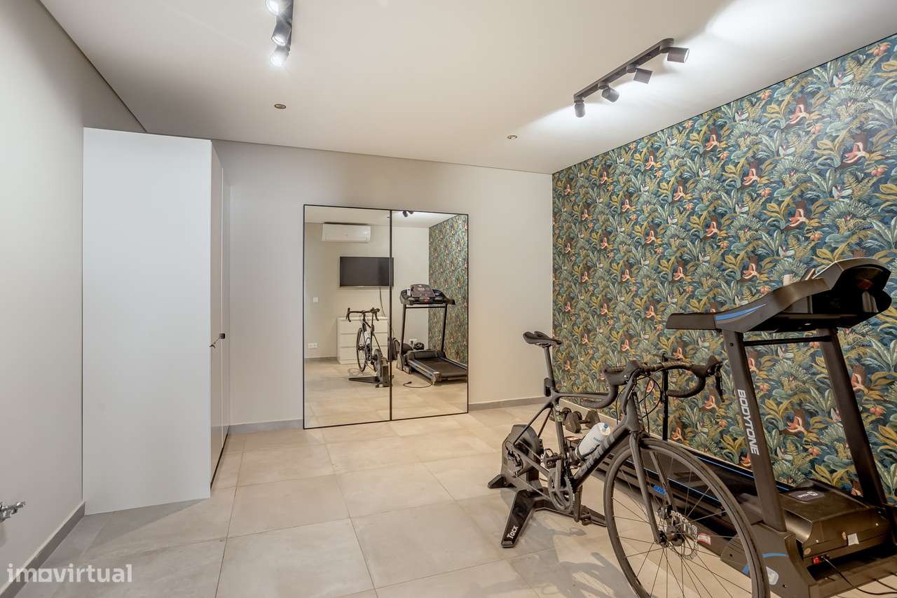 Moradia T4 contemporânea com jardim e piscina no bairro da Martinha, E-23