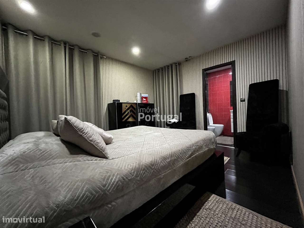 Amplo Ap. T4 Equipado, Prédio com Garagem Box e 2 Elevadores-16