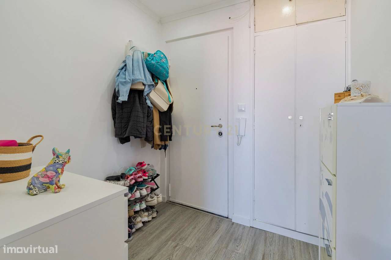 Apartamento T2/3  remodelado com excelente luminosidade e varanda fech-8