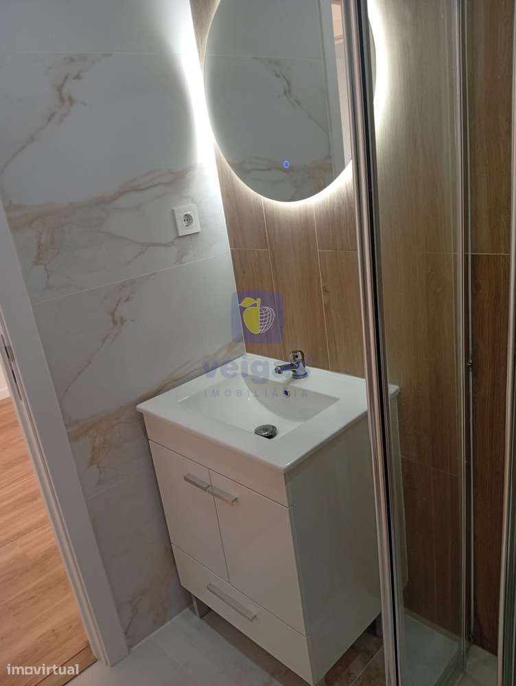 Apartamento T2 Renovado no Forte da Casa-13