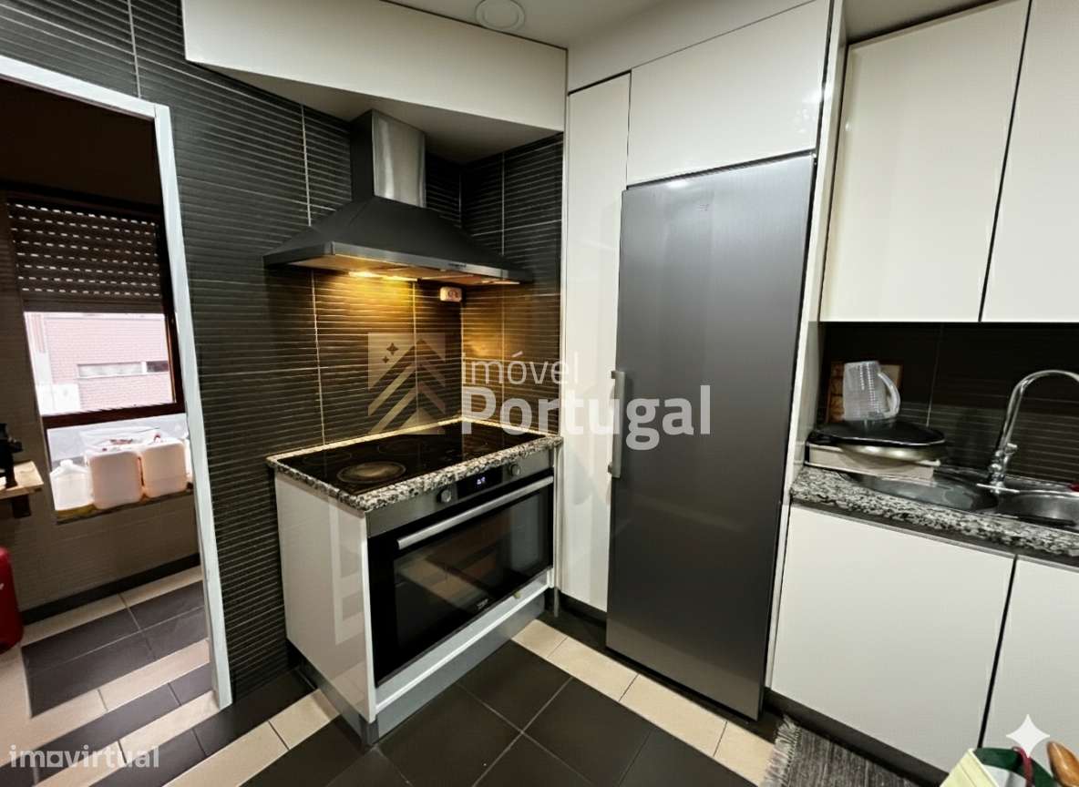 Amplo Ap. T4 Equipado, Prédio com Garagem Box e 2 Elevadores-4