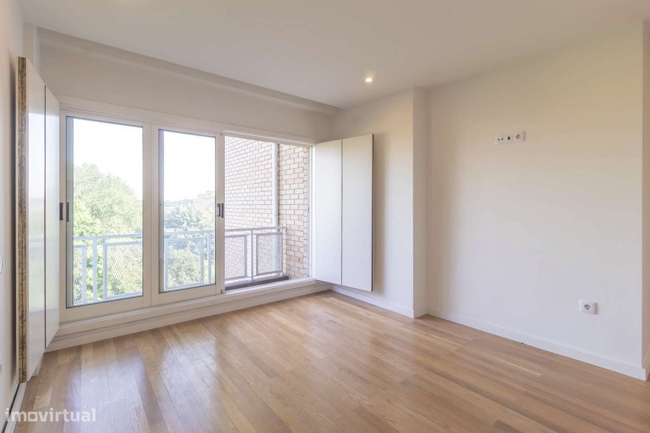 Apartamento T3, excelentes áreas 240m2 + garagem 31m2 + arrumos 4m2-34