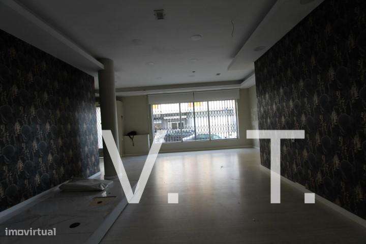 Loja junto á Prçª Velasques- R. Nova de S. Crispim - Grande imagem: 2/12