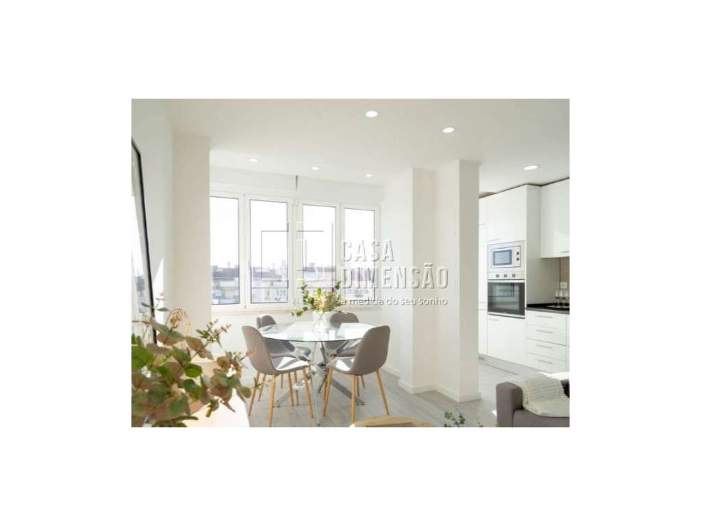 Apartamento de tipologia T2 com varanda, mobilado e equipado em Ben...-9