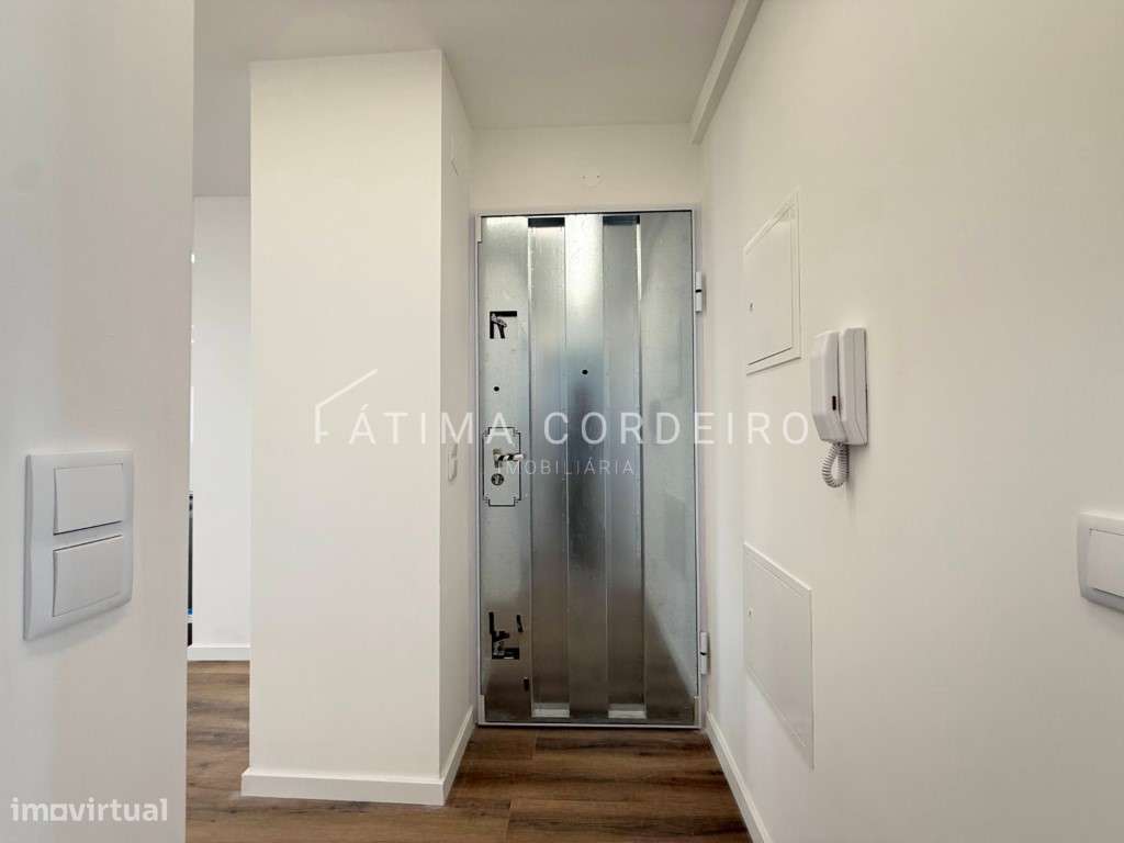 Fantástico T2 com 95m2 Remodelado com arrecadação no centro da Cost...-21
