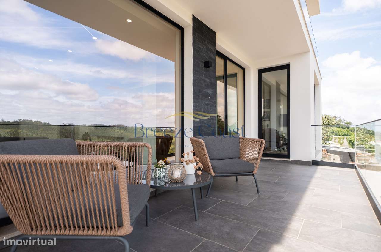 Moradia T4 de Arquitetura Distinta e Elegância Intemporal-17