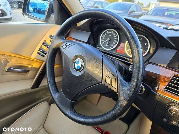 BMW Seria 5 525d - 28