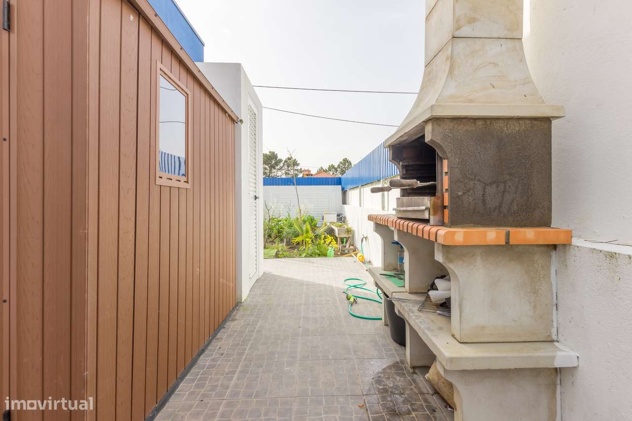 Moradia isolada com piscina aquecida num terreno de 398 m²!-6