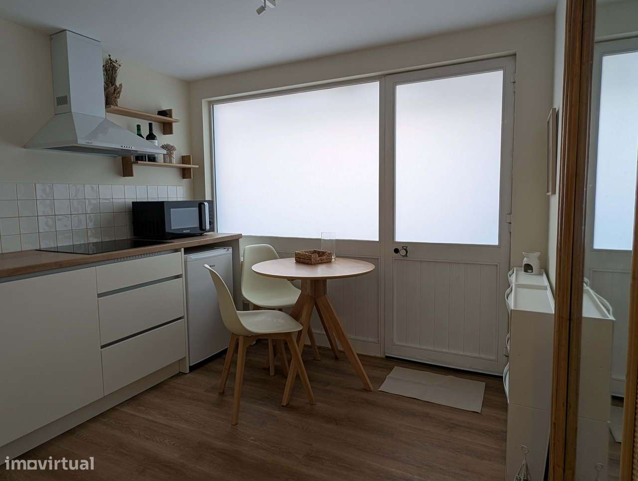 Estúdio remodelado, com entrada independente. Bem localizado, privado, - Grande imagem: 5/13