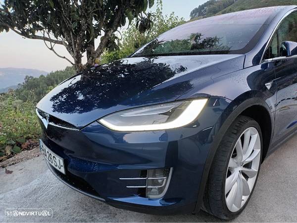 Tesla Model X - 7