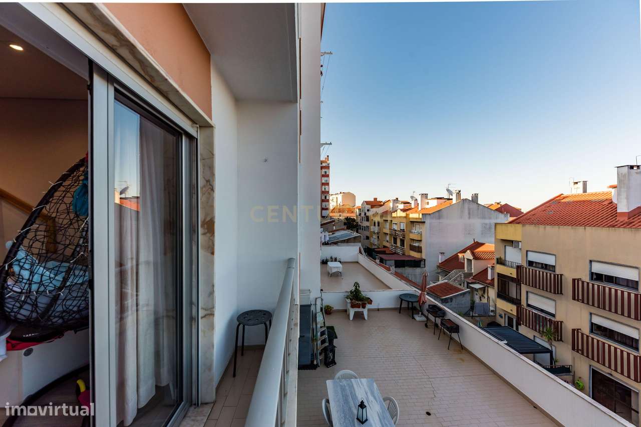 Apartamento T2 com Varanda em Encosta do Sol, Amadora-13