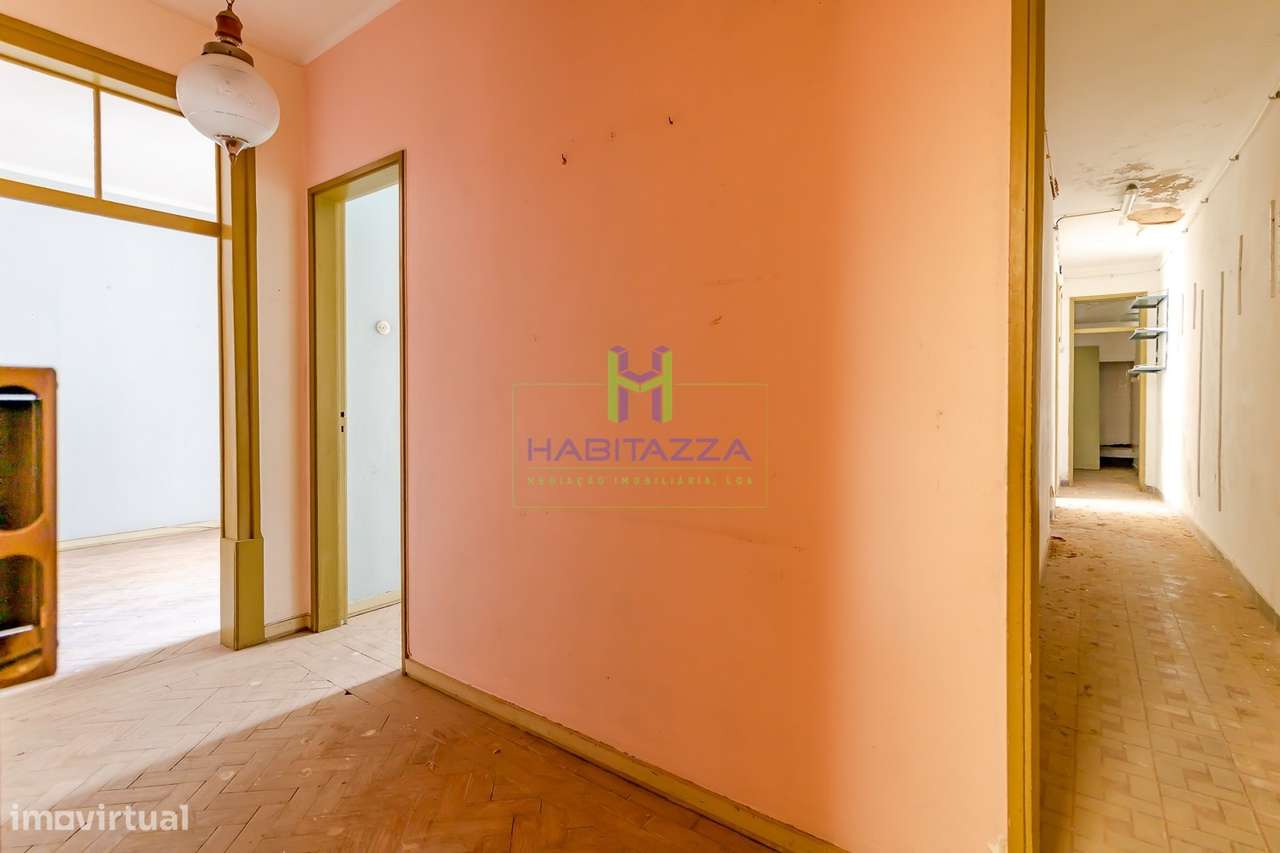 Prédio no Centro histórico de Lagos composto por 2 Apartamentos T3 e 1-12