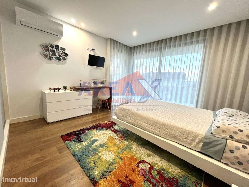 Moradia T4 de Arquitetura Moderna | Excelente Estado-33