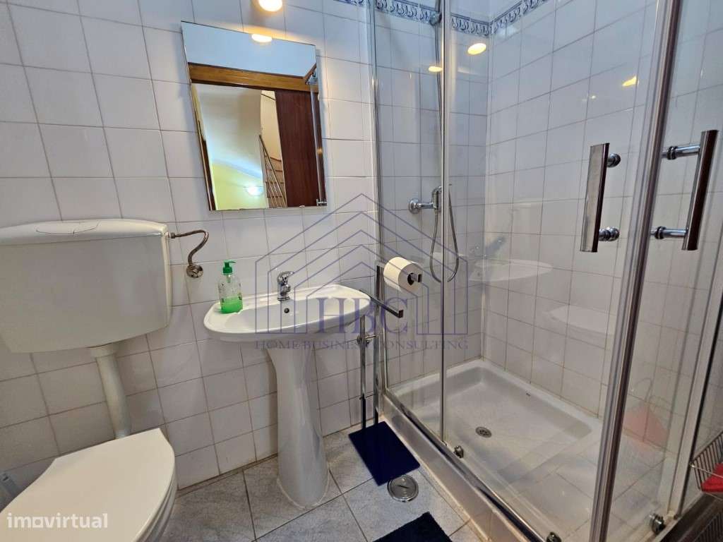 Moradia T3 de três andares no centro da Fuseta-9