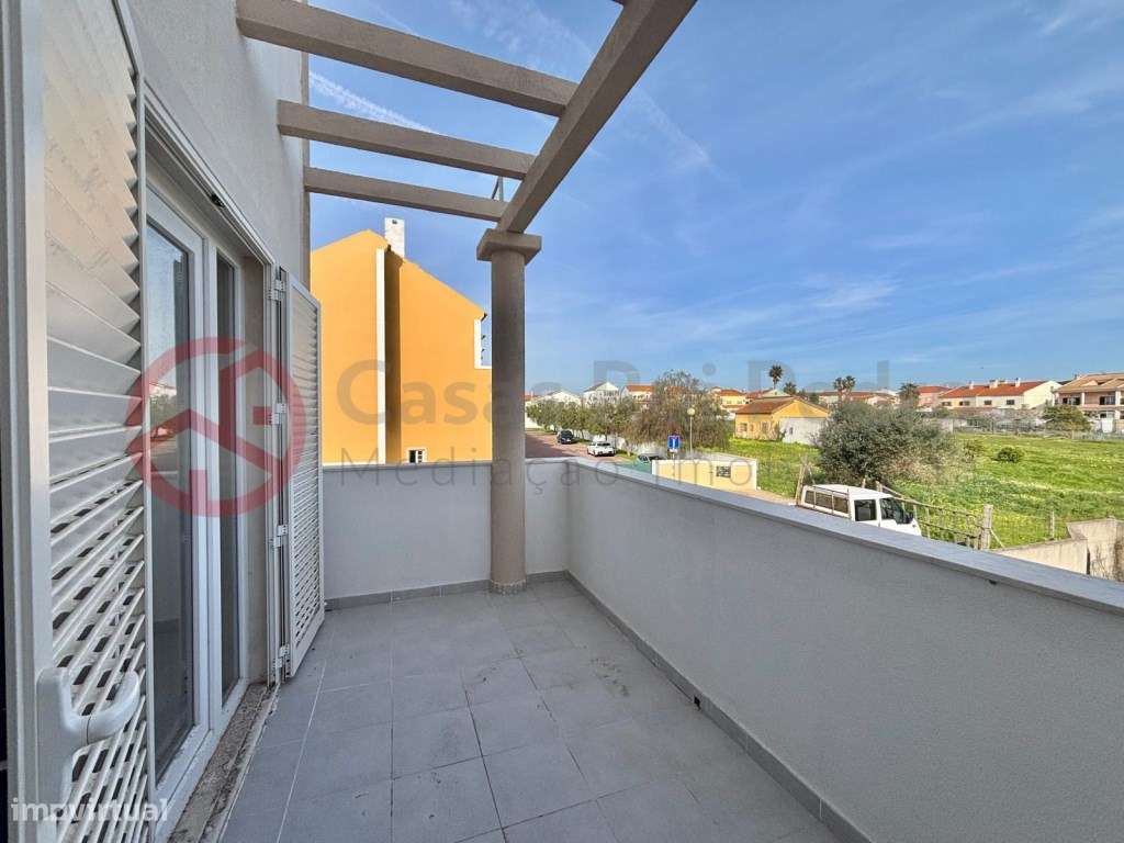 Moradia T3 de Excelência no Centro de Alcochete, com Garagem e Sótã... - Grande imagem: 2/33